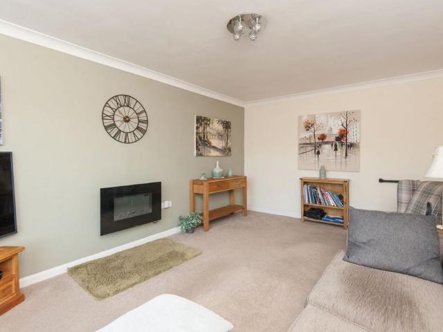 2 bedroom detached bungalow to rent