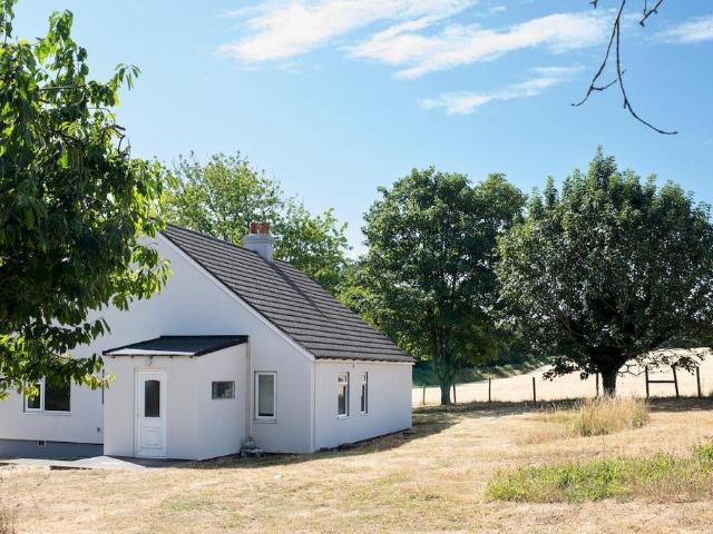 2 bedroom detached bungalow to rent