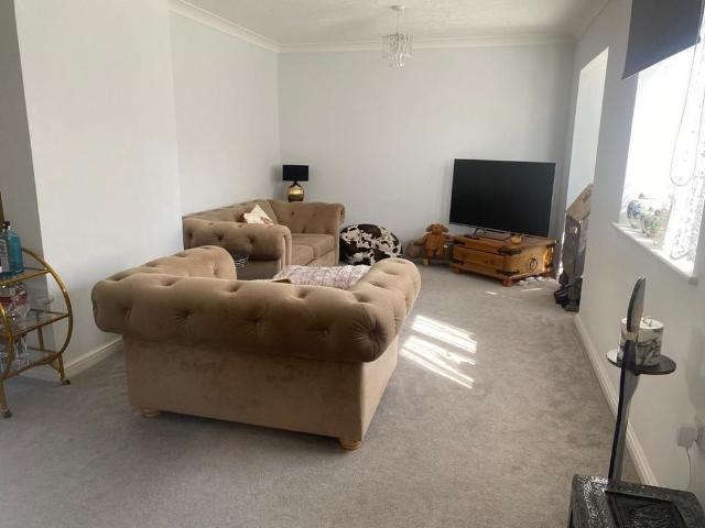 2 bedroom detached bungalow to rent