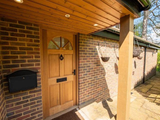 2 bedroom detached bungalow to rent