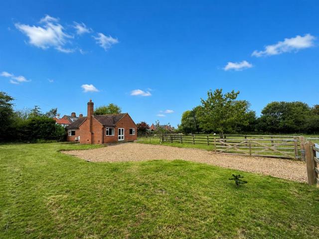 2 bedroom detached bungalow to rent