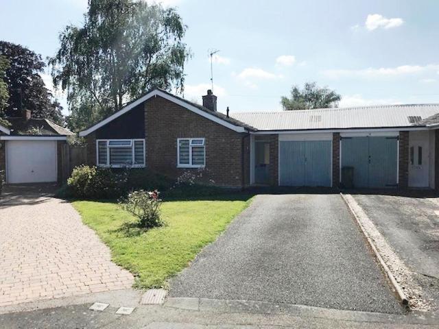 2 bedroom detached bungalow to rent