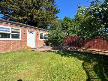2 bedroom detached bungalow to rent