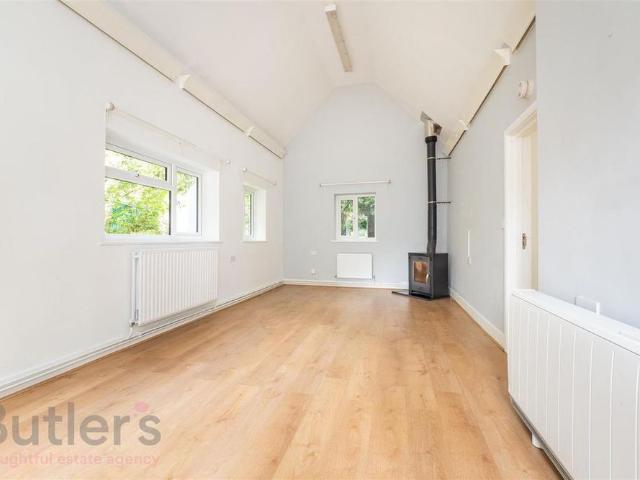2 bedroom detached bungalow to rent