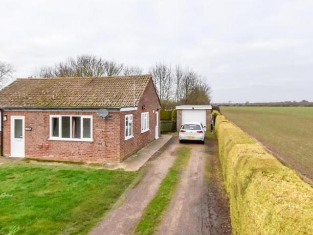 2 bedroom detached bungalow to rent