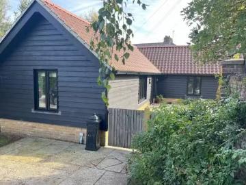 2 bedroom detached house for rent in 4 Skye Court, High Street.