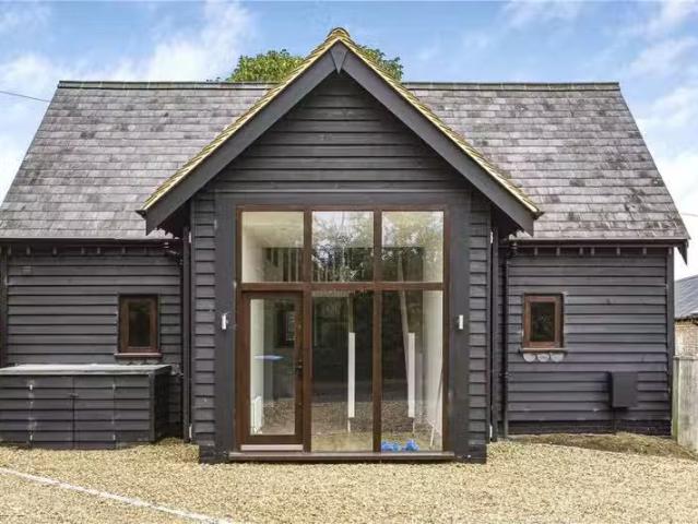 2 bedroom detached house for rent in Cucumber Lane, Essendon.