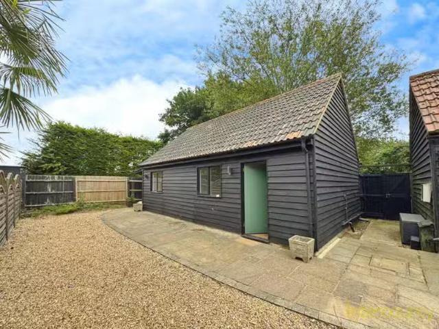 2 bedroom detached house for rent in Burton End, Stansted, Esi.