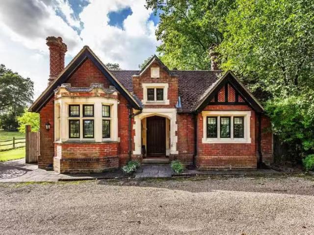2 bedroom detached house for rent in The Street, Compton, Guil.