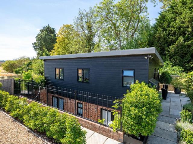 2 bedroom detached house for sale