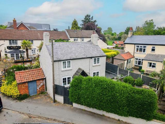 2 bedroom detached house for sale