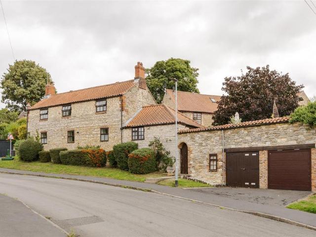 2 bedroom detached house for sale