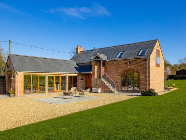 2 bedroom detached house for sale