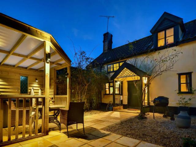 2 bedroom detached house for sale