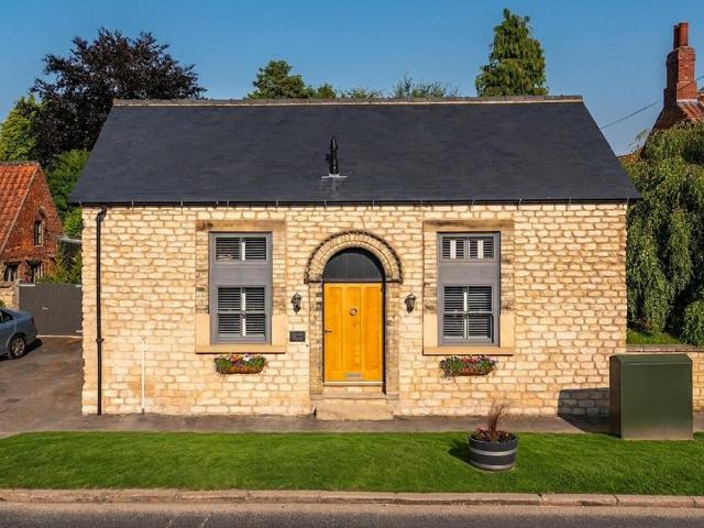 2 bedroom detached house for sale