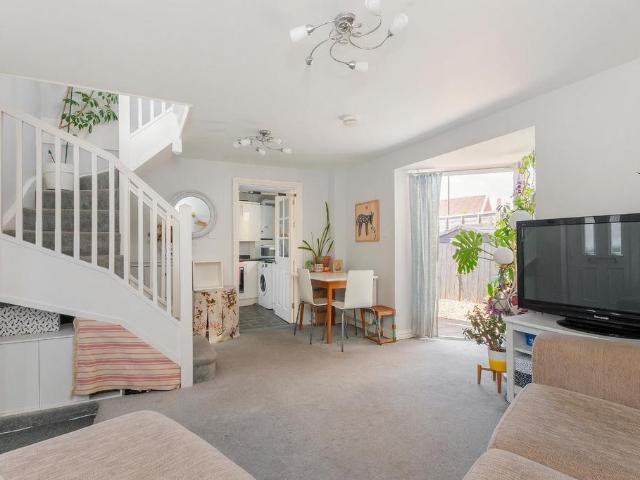 2 bedroom detached house for sale