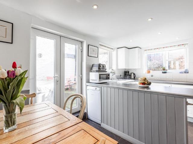 2 bedroom detached house for sale