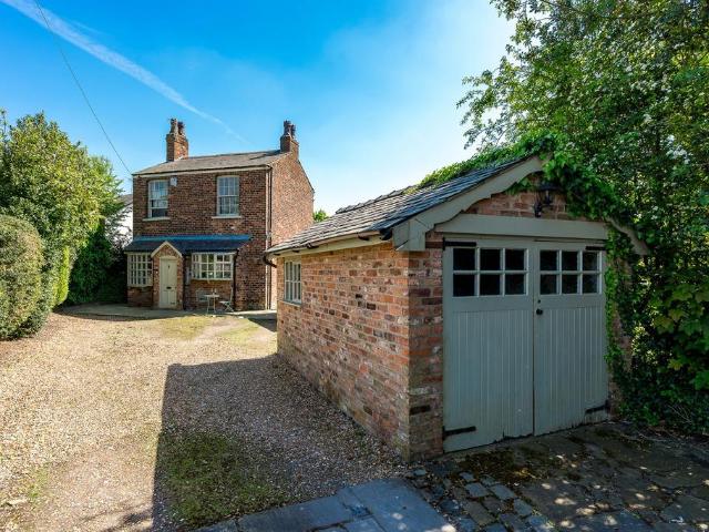 2 bedroom detached house for sale