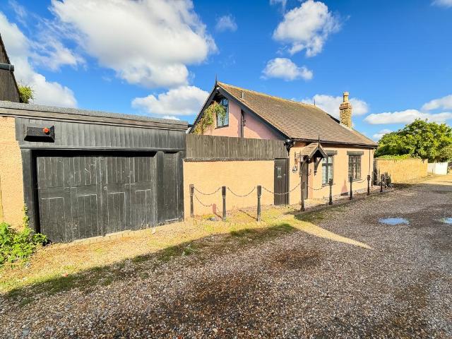 2 bedroom detached house for sale