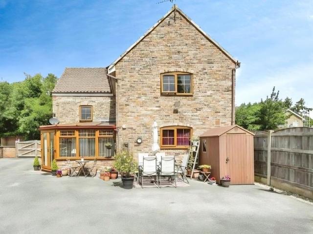 2 bedroom detached house for sale