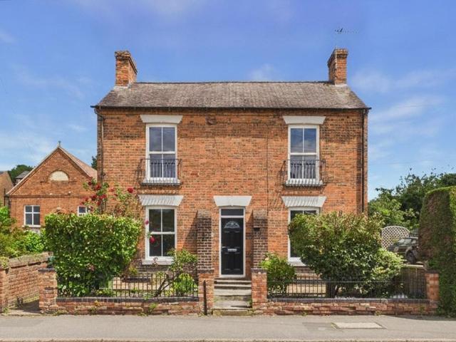 2 bedroom detached house for sale