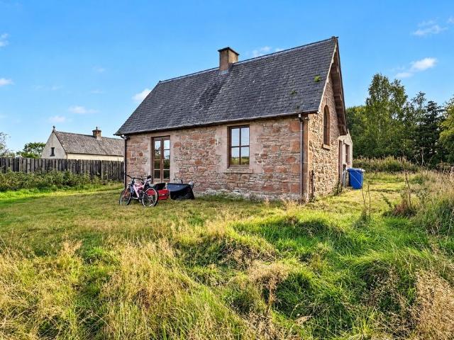 2 bedroom detached house for sale