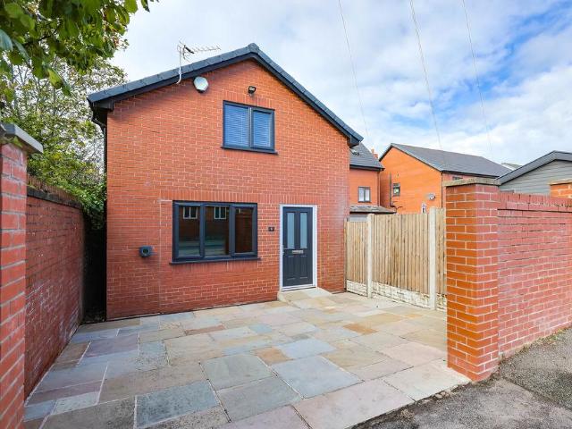 2 bedroom detached house for sale