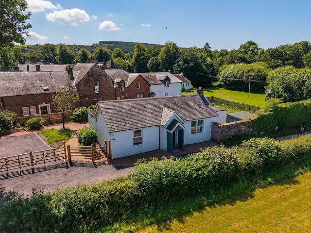 2 bedroom detached house for sale
