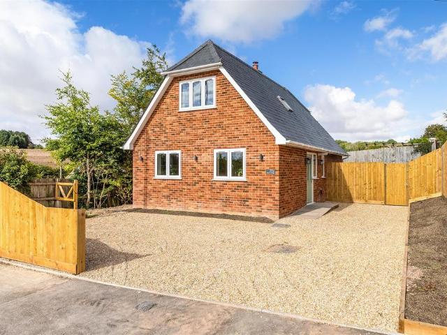 2 bedroom detached house for sale