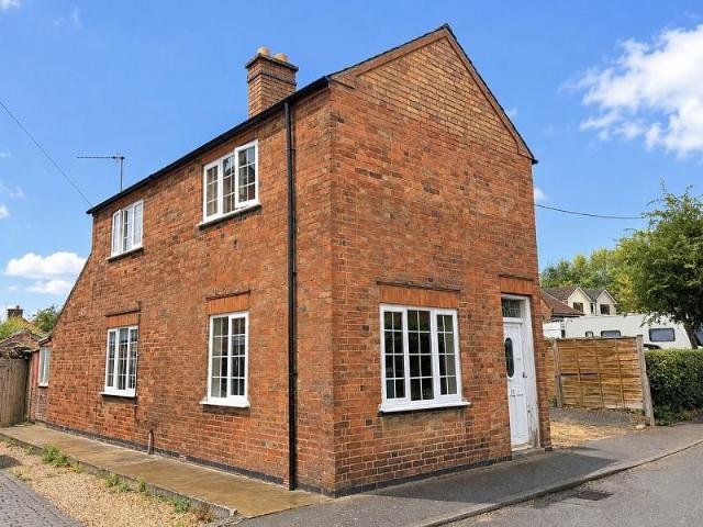 2 bedroom detached house for sale