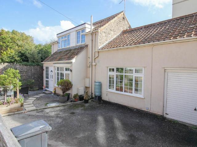 2 bedroom detached house for sale