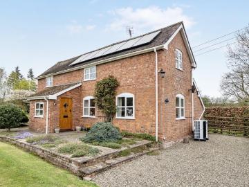 2 bedroom detached house for sale