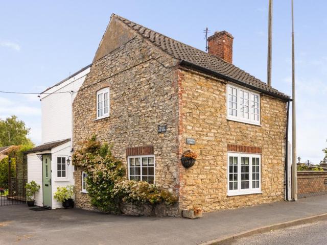 2 bedroom detached house for sale