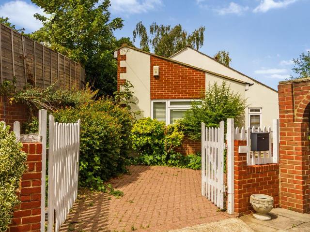 2 bedroom detached house for sale