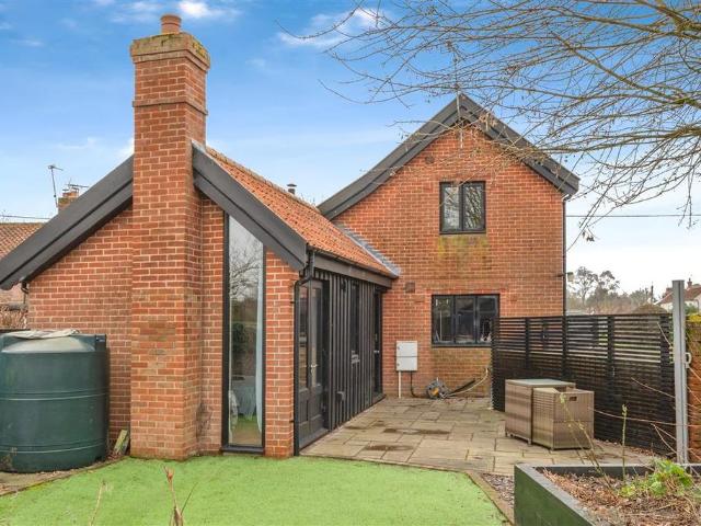 2 bedroom detached house for sale