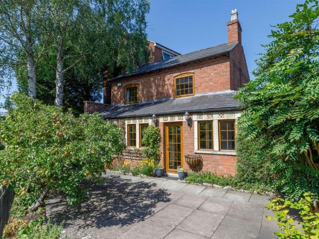 2 bedroom detached house for sale