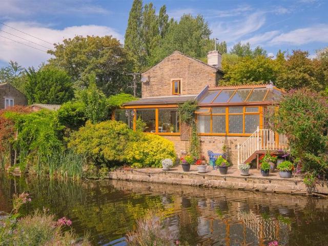 2 bedroom detached house for sale