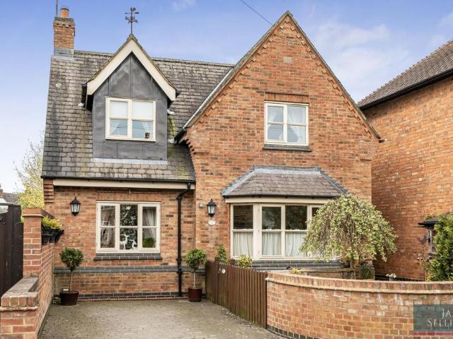 2 bedroom detached house for sale
