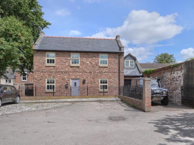 2 bedroom detached house for sale