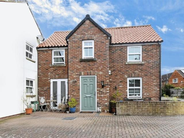 2 bedroom detached house for sale