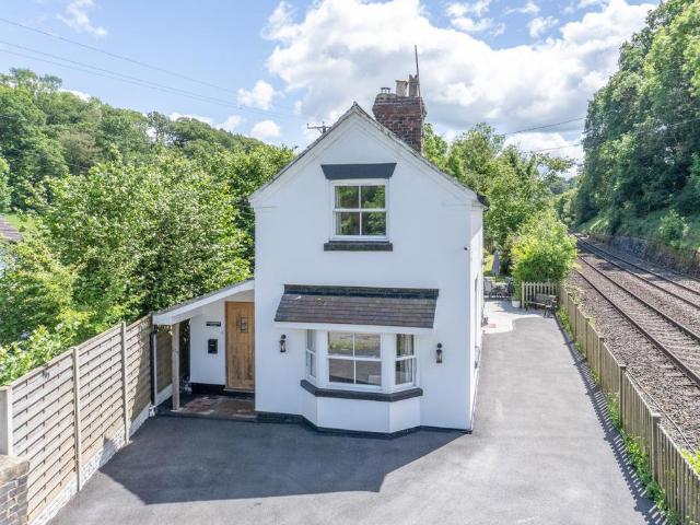 2 bedroom detached house for sale