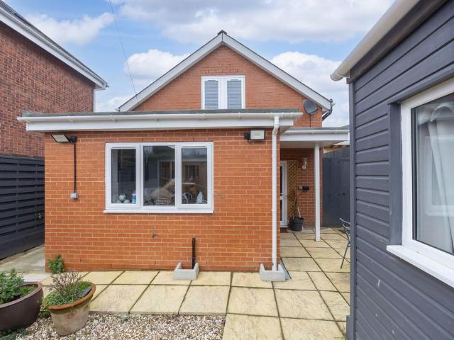 2 bedroom detached house for sale