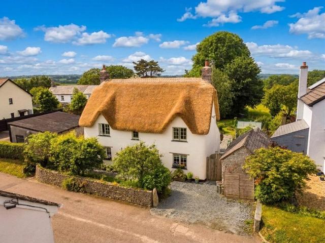 2 bedroom detached house for sale