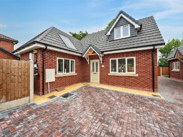 2 bedroom detached house for sale