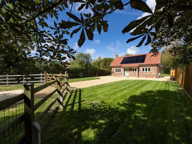 2 bedroom detached house for sale