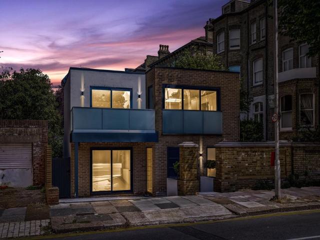 2 bedroom detached house for sale