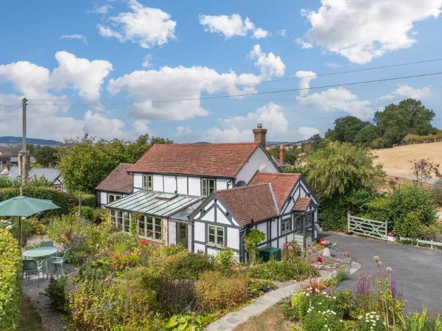 2 bedroom detached house for sale