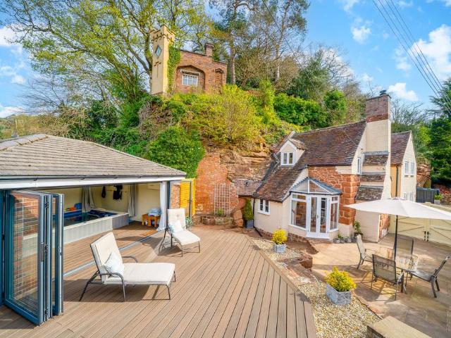 2 bedroom detached house for sale