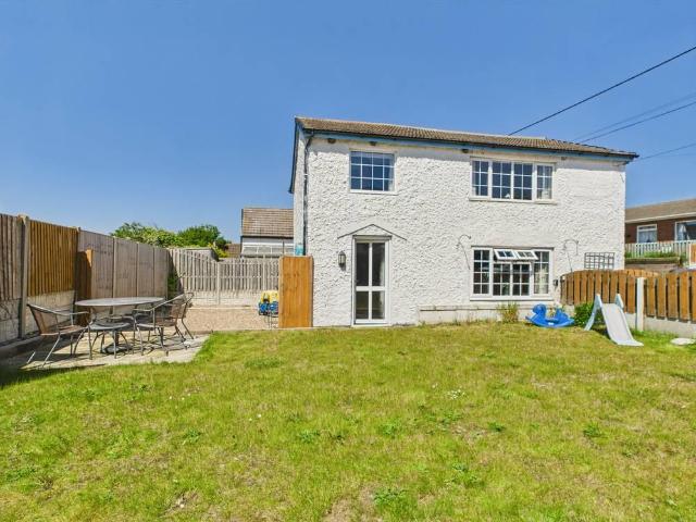 2 bedroom detached house for sale