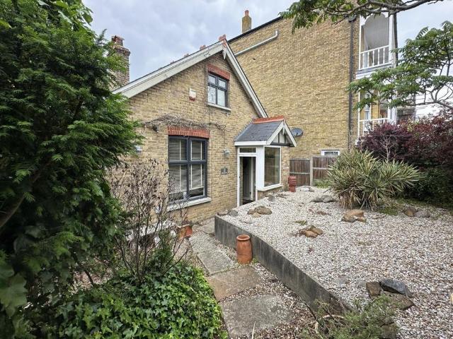 2 bedroom detached house for sale